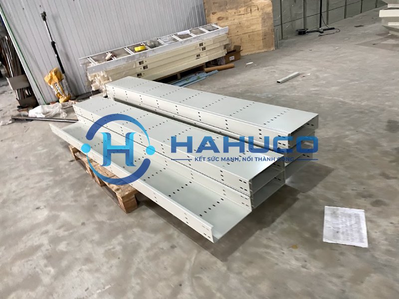 khay cáp sơn tĩnh điện