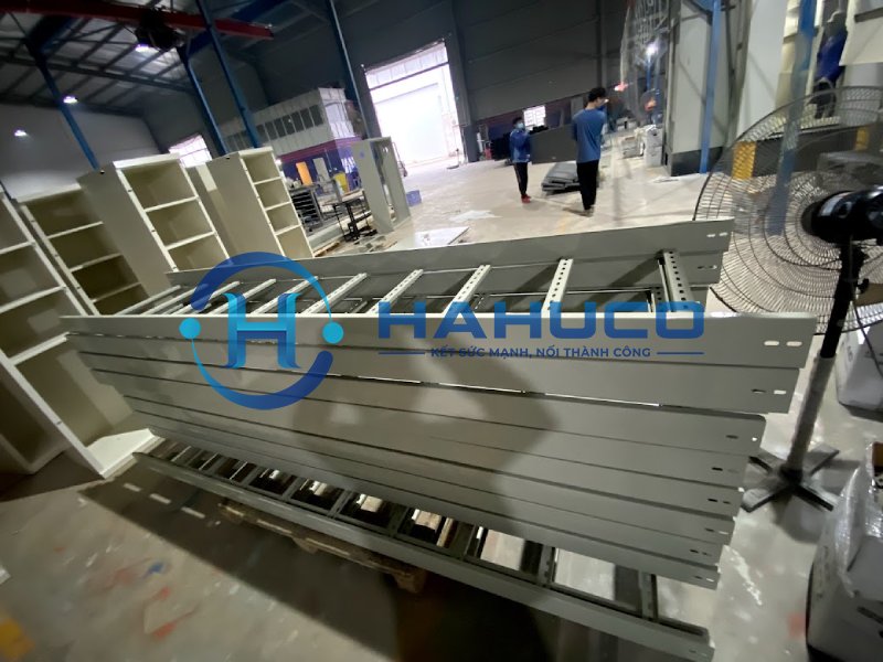 thang máng cáp nhà xưởng