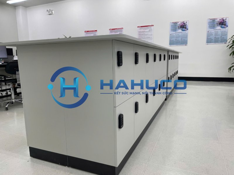 Tủ Locker bằng gỗ kết hợp làm mặt bàn họp cho các nhà máy FDI