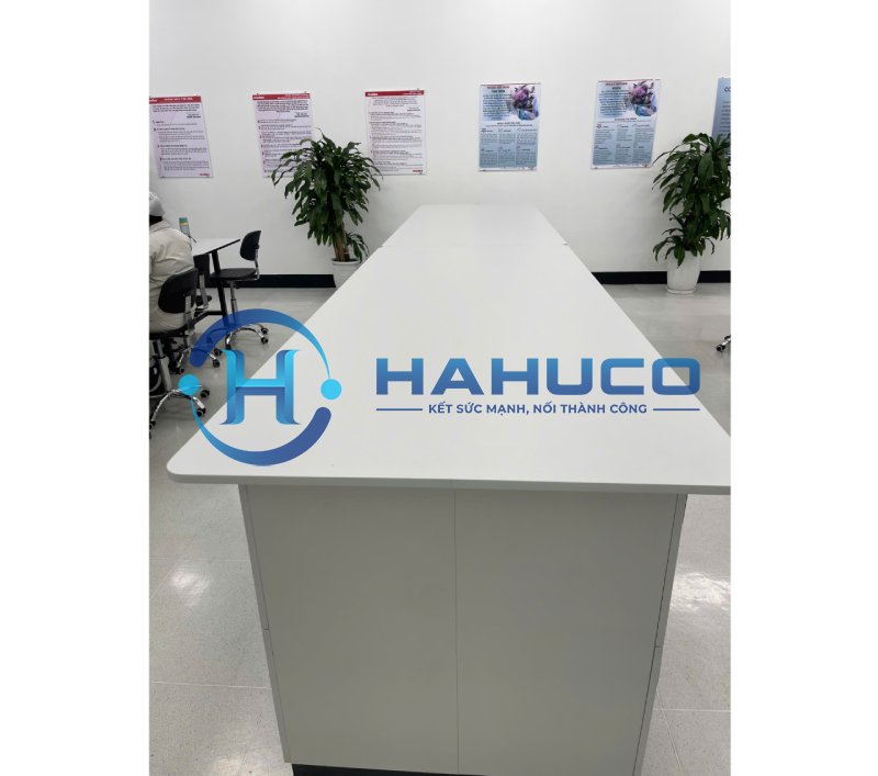 Tủ Locker bằng gỗ kết hợp làm mặt bàn họp cho các nhà máy FDI