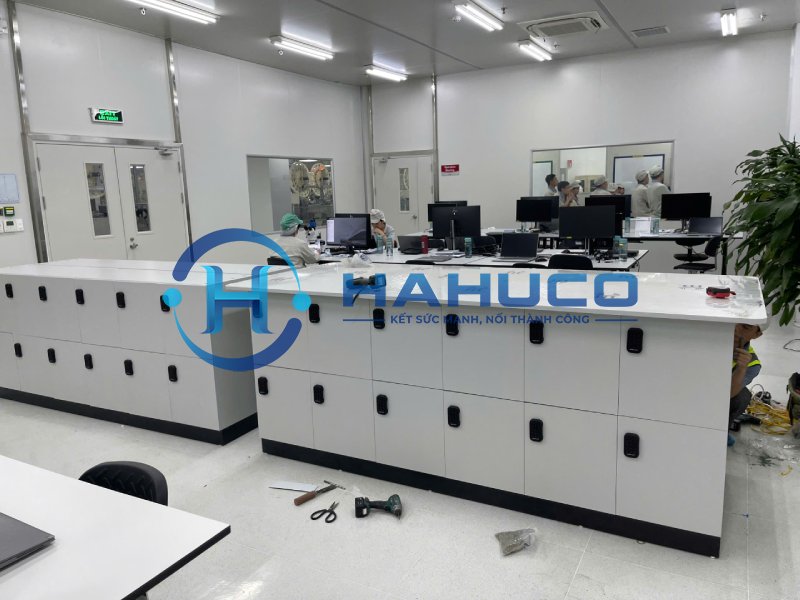 Tủ Locker bằng gỗ kết hợp làm mặt bàn họp cho các nhà máy FDI