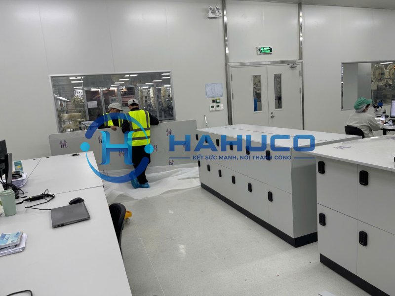 Tủ Locker bằng gỗ kết hợp làm mặt bàn họp cho các nhà máy FDI