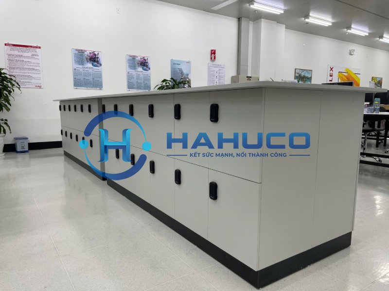Tủ Locker bằng gỗ kết hợp làm mặt bàn họp cho các nhà máy FDI